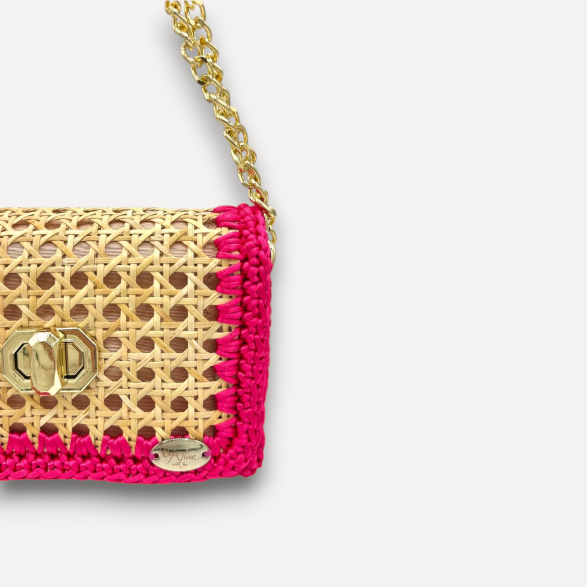 Borsa CapriNina Vienna in paglia intrecciata naturale con dettagli in corda fucsia e tracolla a catena dorata