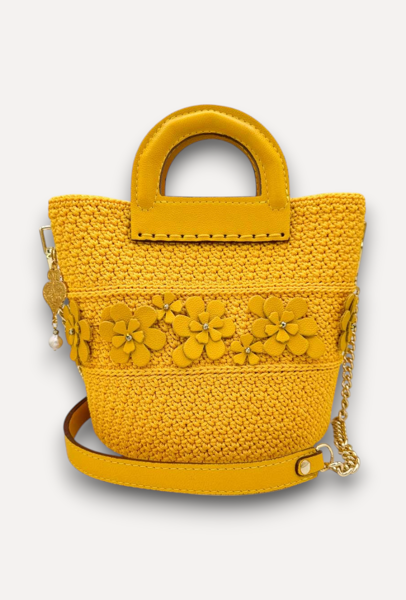Borsa CapriNina Dodie Flowers gialla in crochet con dettagli floreali in pelle, manico superiore e tracolla.