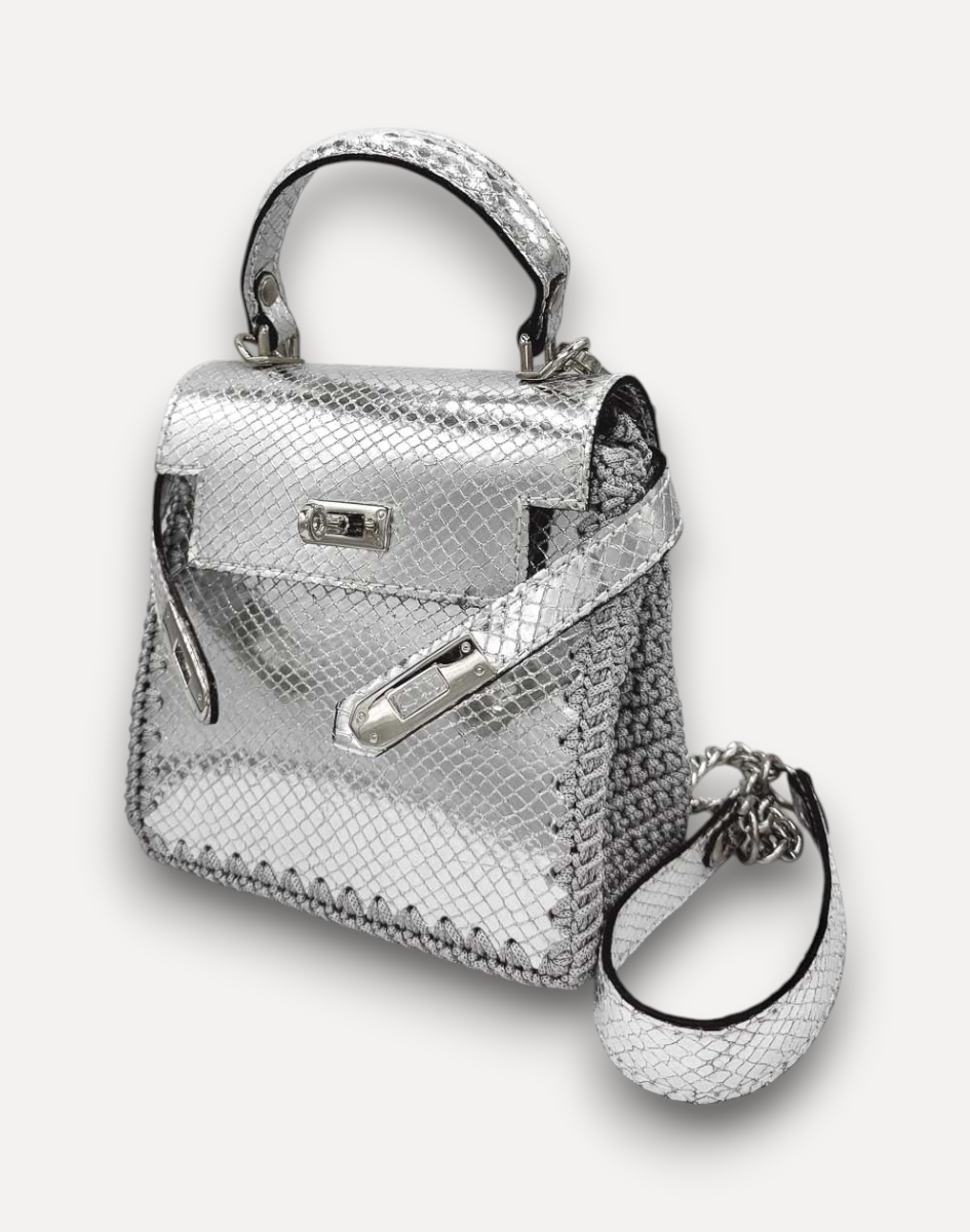 Borsa CapriNina Hesmeralda Baby in pelle argentata effetto pitonato con corpo in crochet grigio e tracolla a catena