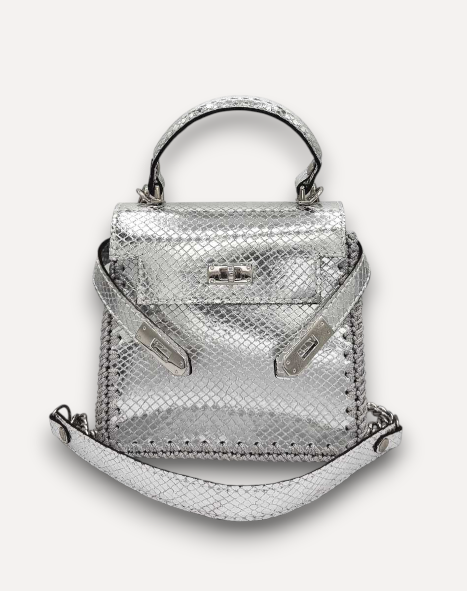Borsa CapriNina Hesmeralda Baby in pelle argentata con stampa pitone e dettagli all'uncinetto