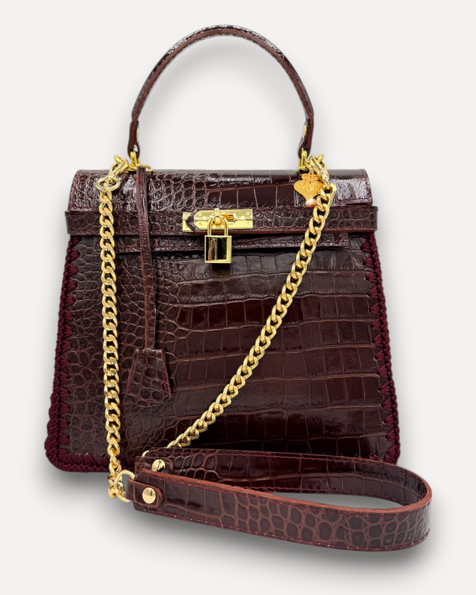 Borsa CapriNina Hesmeralda in pelle bordeaux stampa coccodrillo con dettagli all'uncinetto e catena dorata