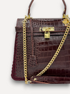 Borsa CapriNina Hesmeralda in pelle marrone stampa coccodrillo con dettagli all'uncinetto e catena dorata con lucchetto