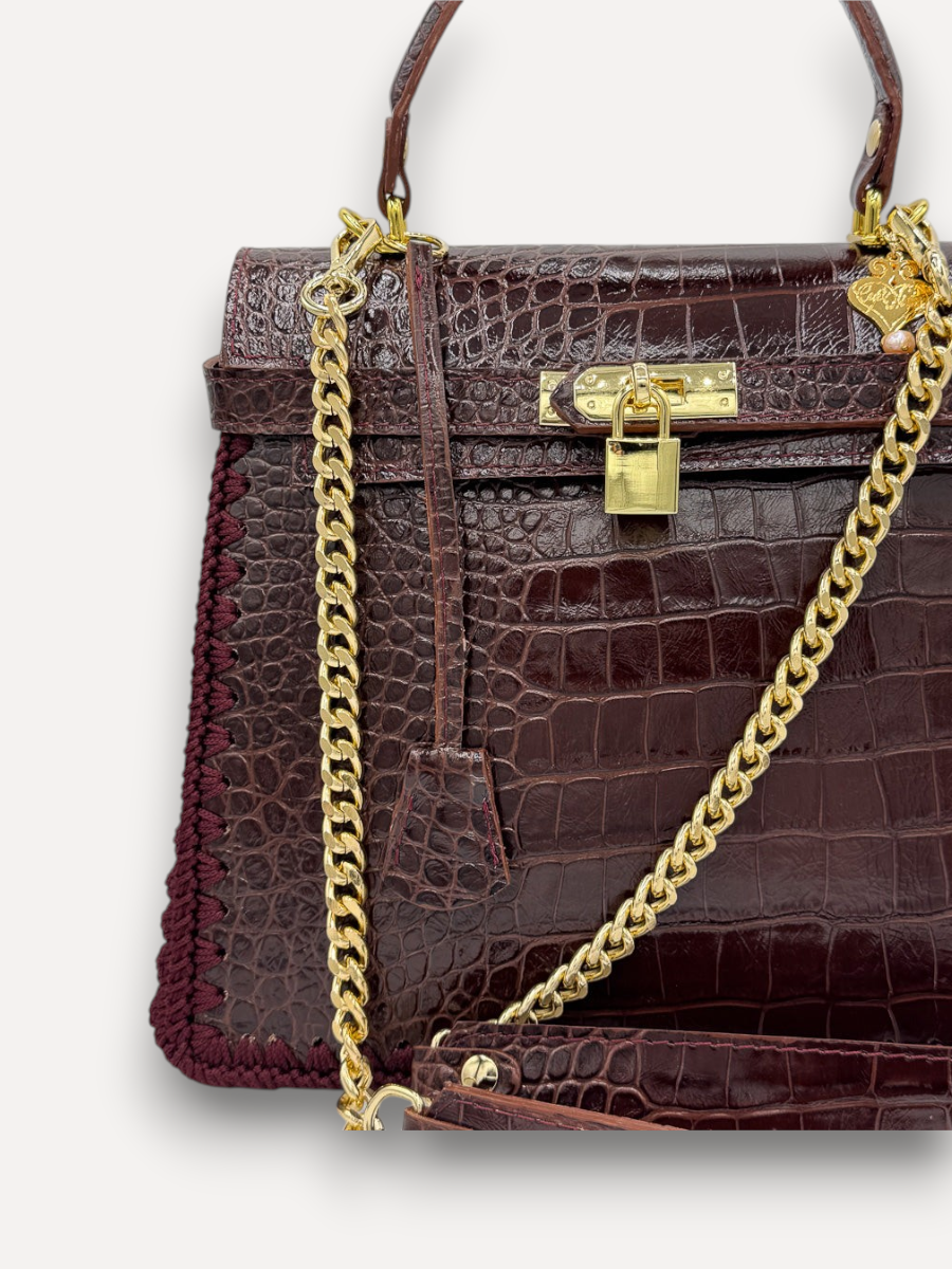 Borsa CapriNina Hesmeralda in pelle marrone stampa coccodrillo con dettagli all'uncinetto e catena dorata con lucchetto