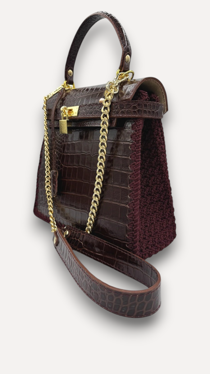 Borsa CapriNina Hesmeralda in pelle marrone stampa coccodrillo con dettagli in crochet e catena dorata