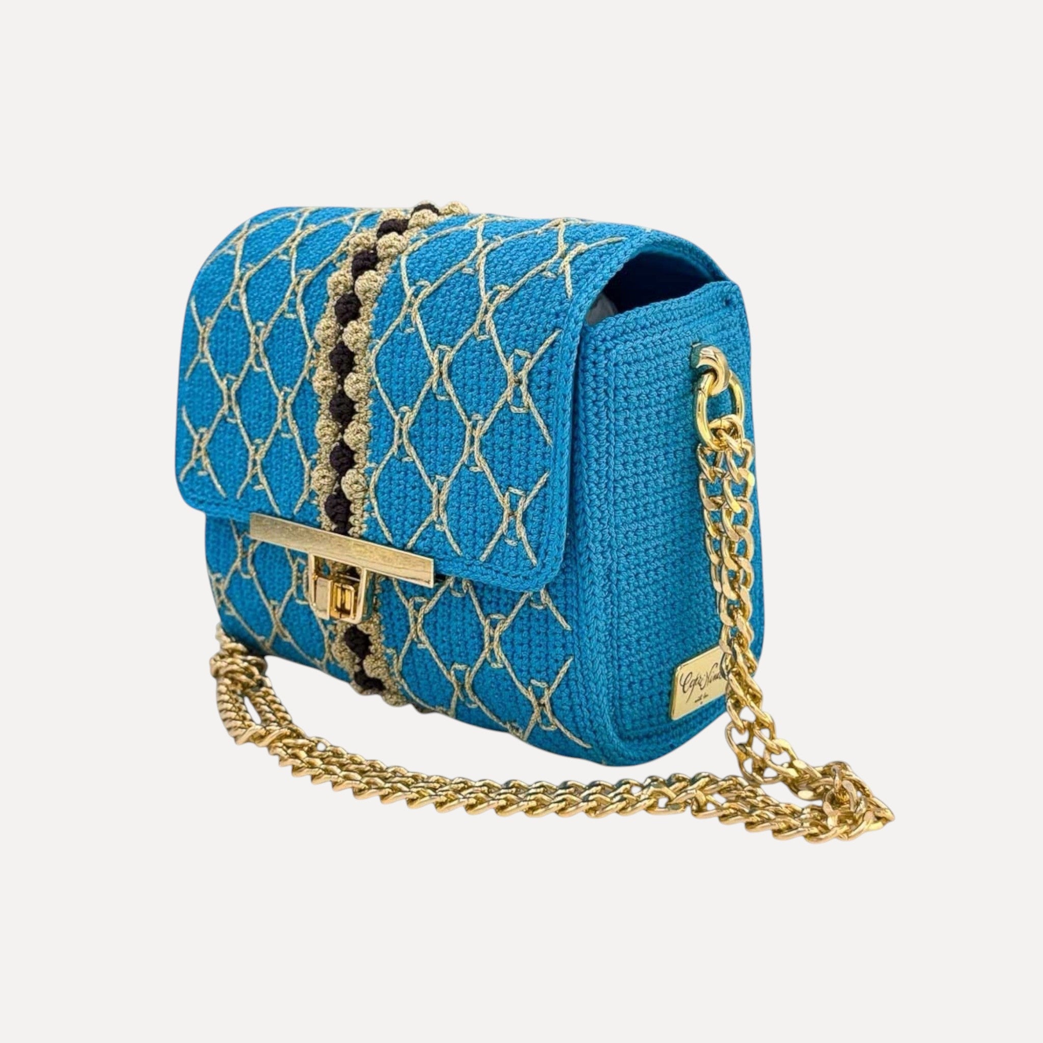 Borsa CapriNina CapriGù lavorata all'uncinetto blu con ricami dorati, chiusura a incastro e tracolla a catena regolabile