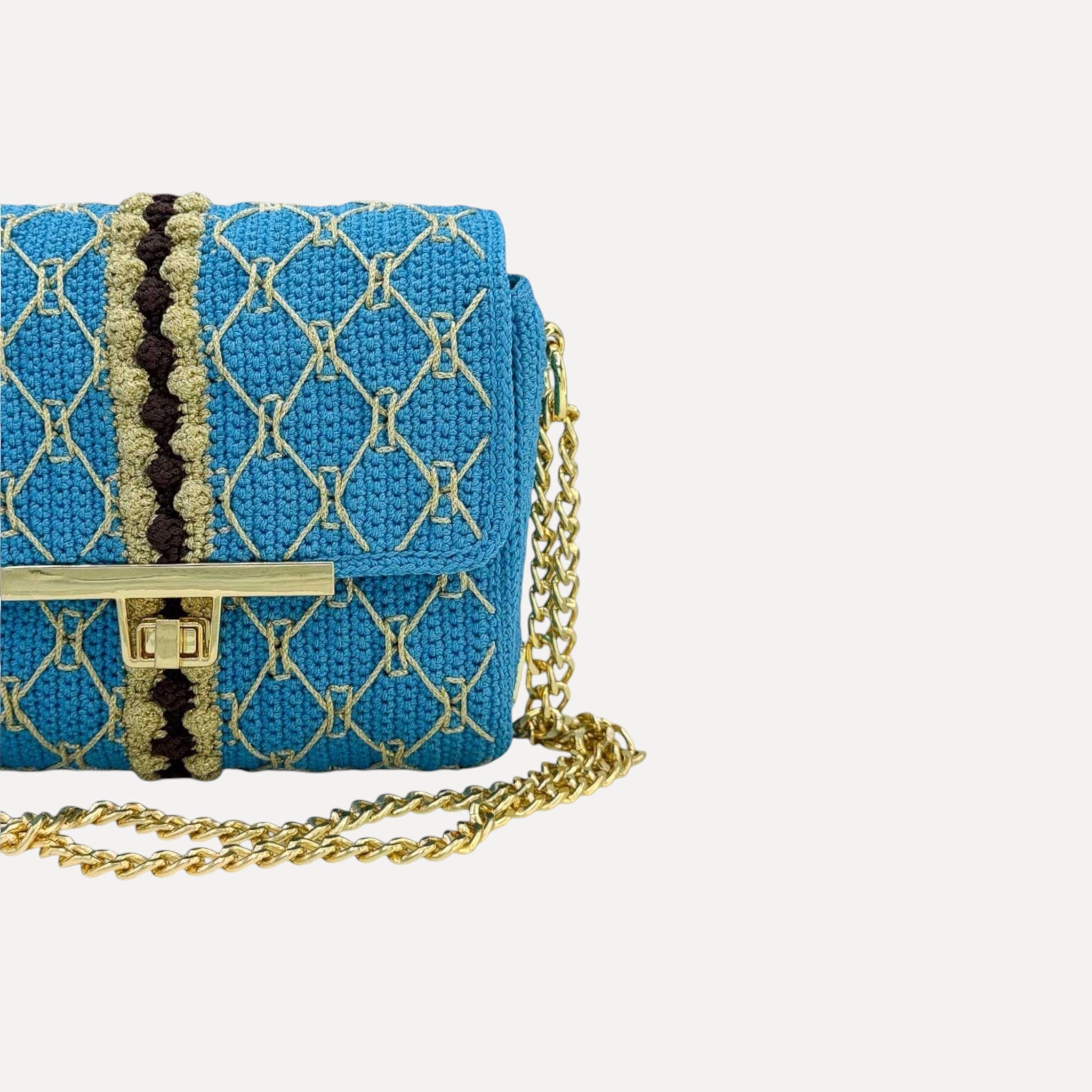 Borsa CapriNina all'uncinetto azzurra con ricami geometrici, chiusura a incastro dorata e tracolla a catena regolabile.