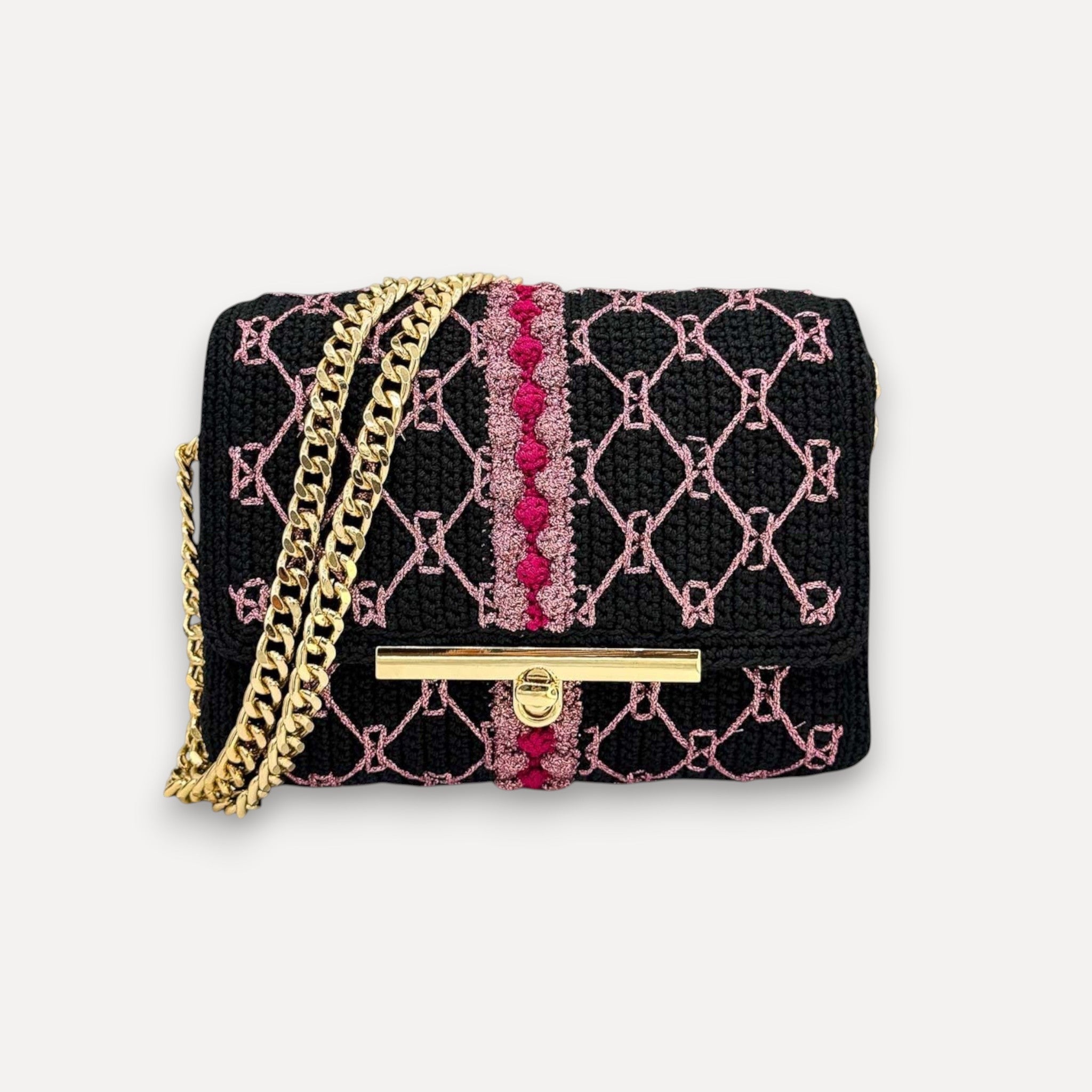 Borsa CapriNina fatta a mano all'uncinetto nera e rosa con dettagli ricamati, chiusura a girello e catena dorata.