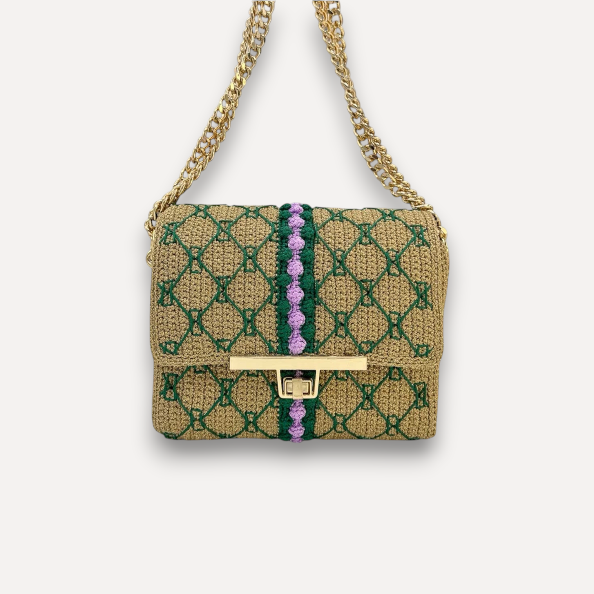 Borsa CapriNina fatta a mano all'uncinetto color beige con ricami verdi, dettagli viola e catena dorata regolabile.