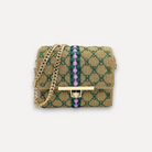 Borsa CapriNina CapriGù lavorata all'uncinetto color beige con ricami verdi, dettagli viola e catena dorata regolabile.
