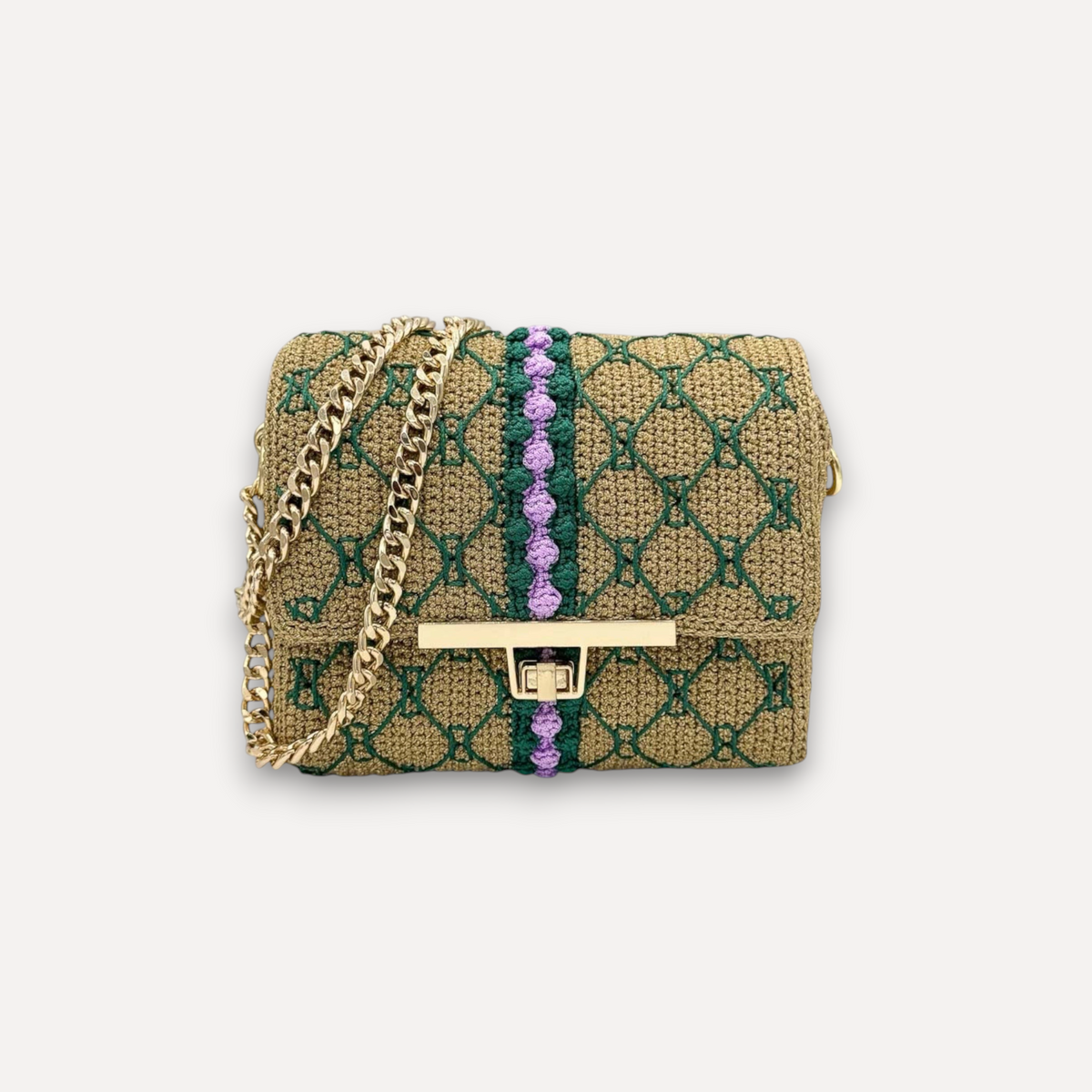 Borsa CapriNina CapriGù lavorata all'uncinetto color beige con ricami verdi, dettagli viola e catena dorata regolabile.