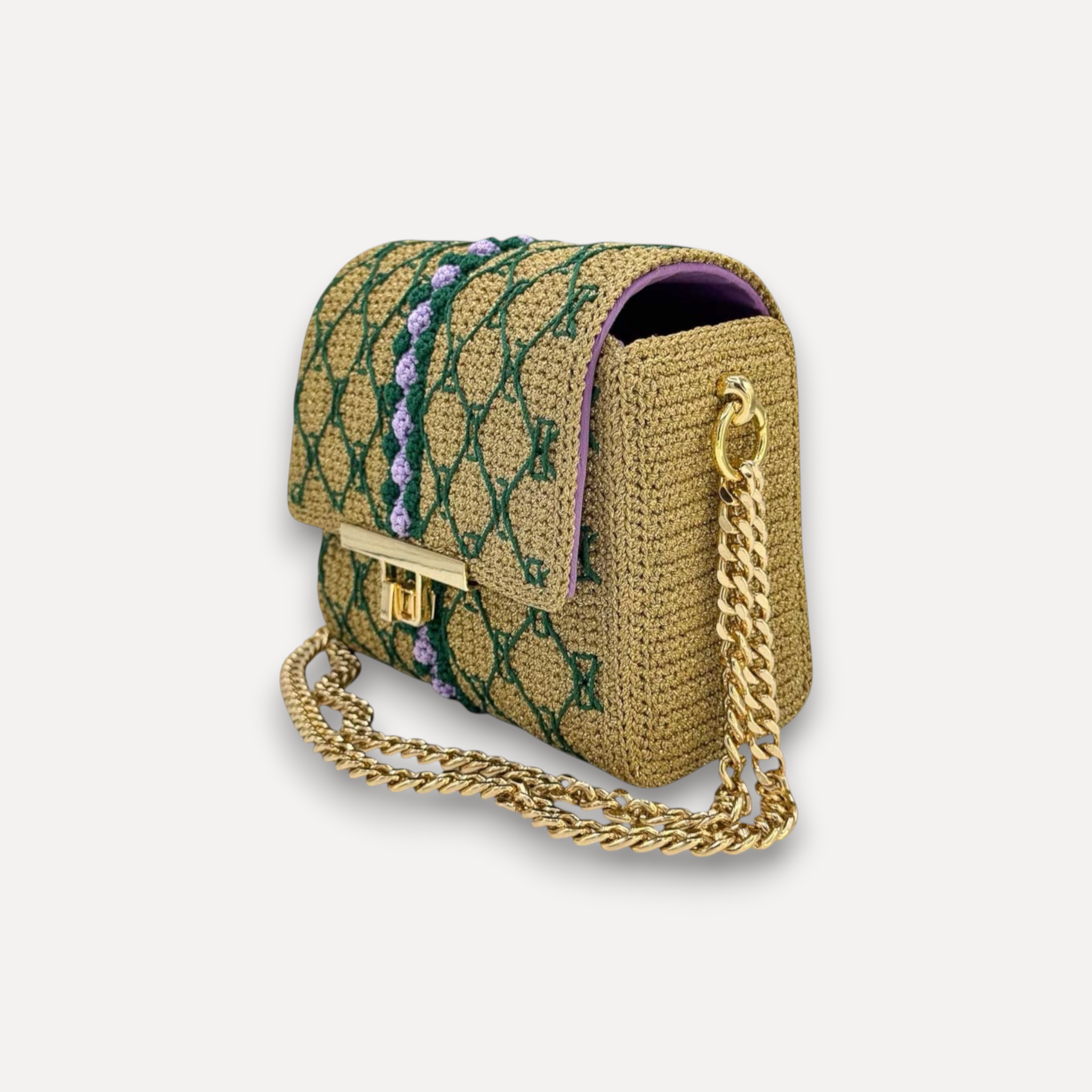 Borsa CapriNina lavorata all'uncinetto color oro con ricami verdi e viola, chiusura a incastro e catena dorata.