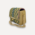 Borsa CapriNina lavorata all'uncinetto color oro con ricami verdi e viola, chiusura a incastro e catena dorata.