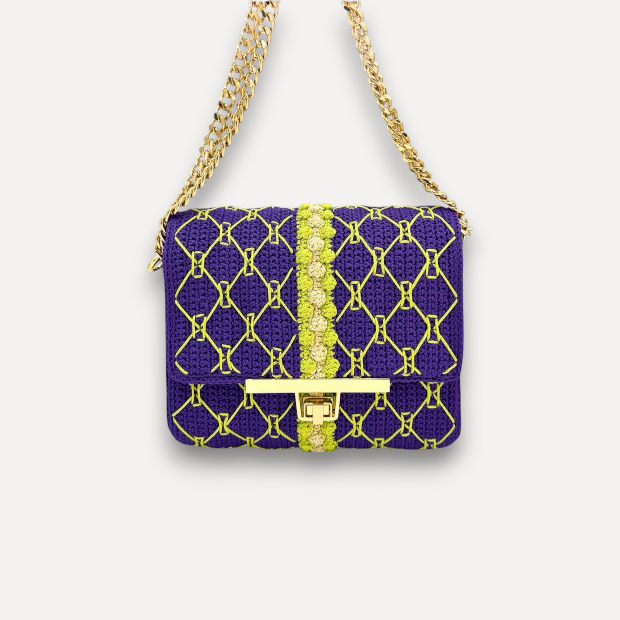 Borsa CapriNina fatta a mano all'uncinetto viola e giallo con dettagli ricamati, chiusura a incastro e catena dorata.
