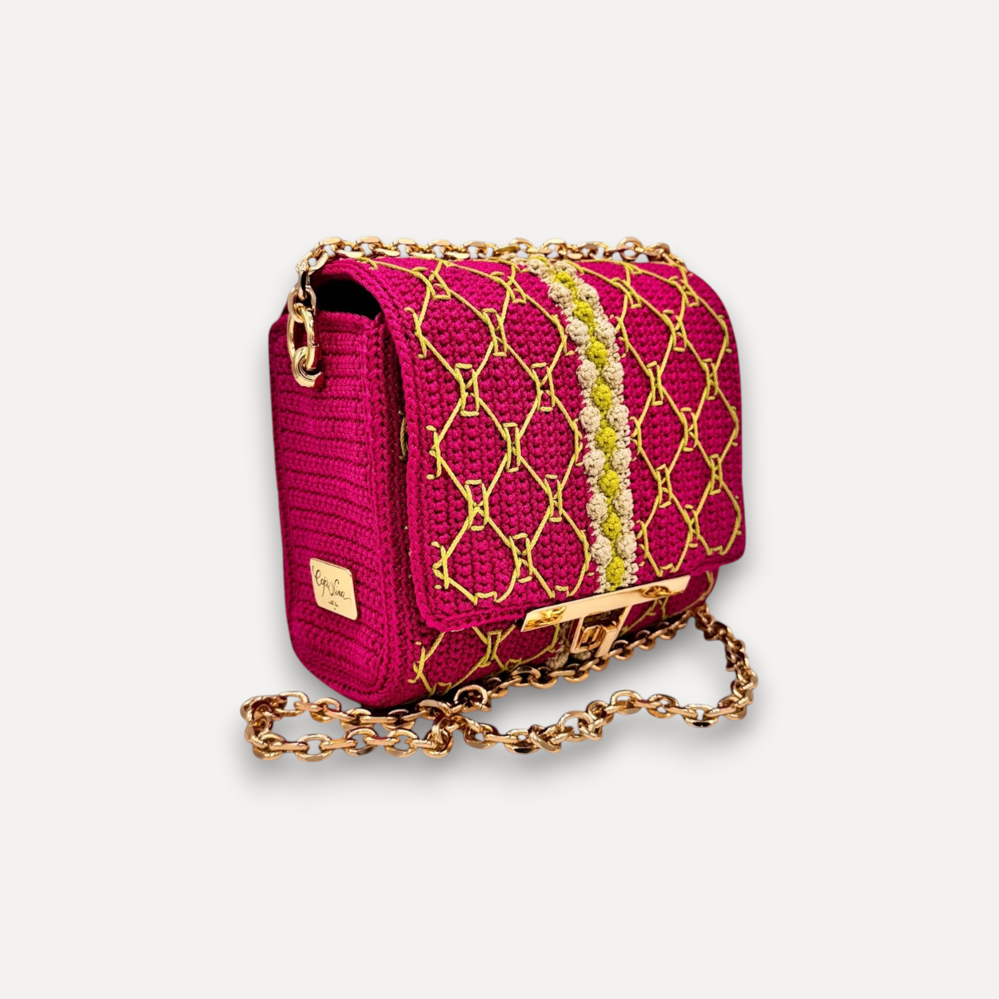 Borsa CapriNina fatta a mano all'uncinetto color fucsia con ricami, chiusura a incastro e catena dorata regolabile