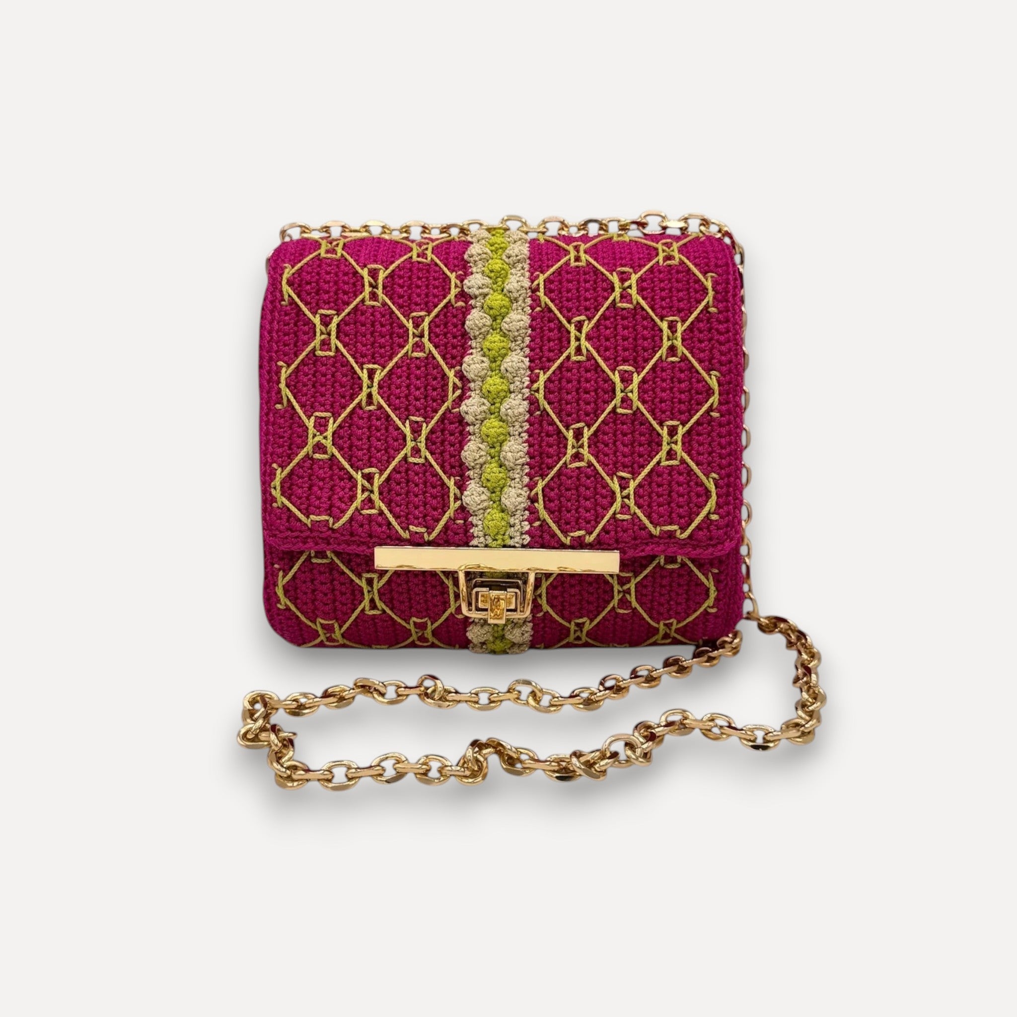 Borsa CapriNina lavorata all'uncinetto color fucsia con ricami geometrici verdi, chiusura a incastro e catena dorata.