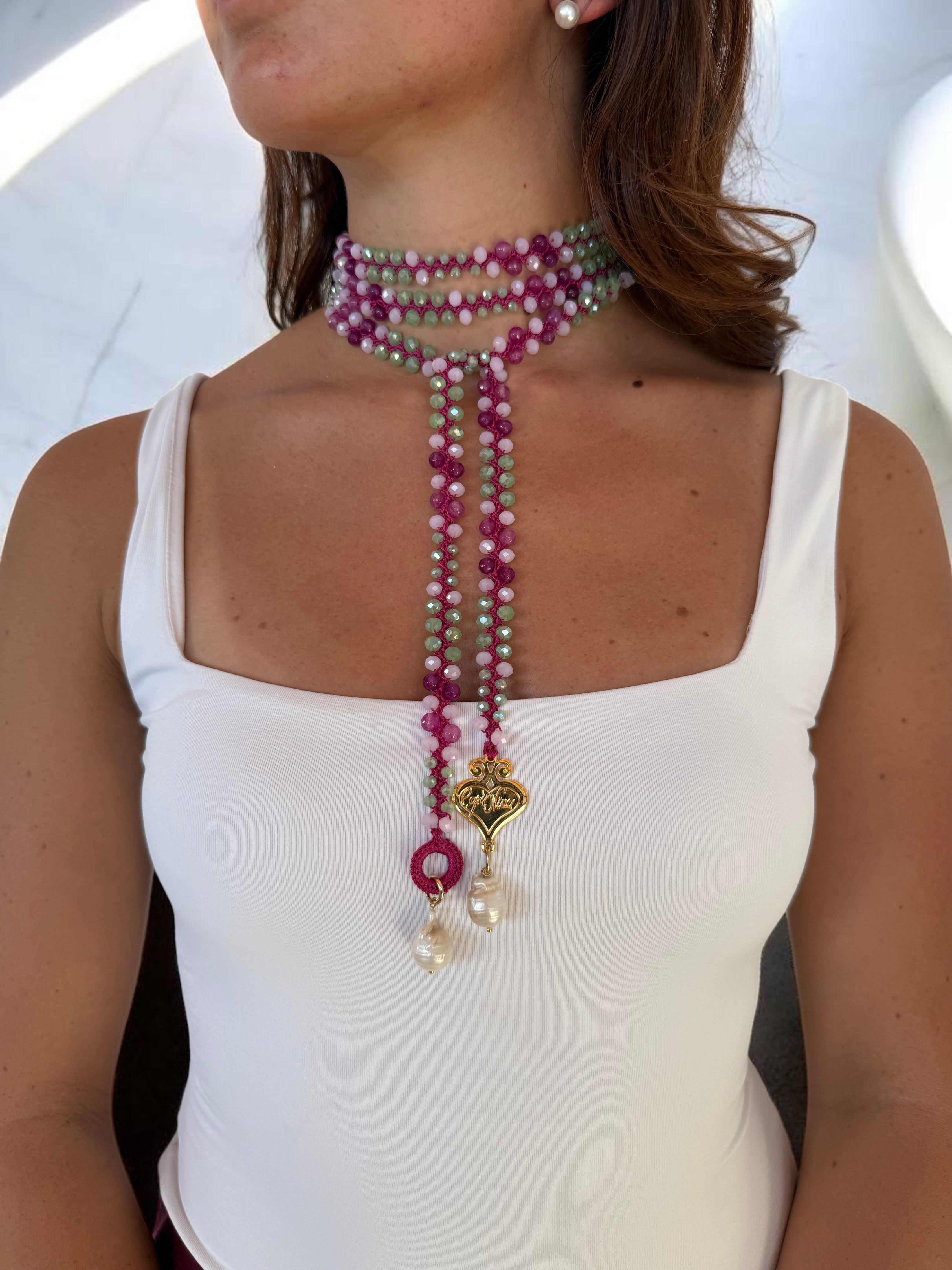 Collana CapriNina Nodo Di Luce con cristalli intrecciati rosa e verdi, perla barocca e ciondolo a cuore dorato