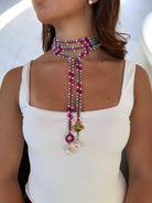 Collana CapriNina Nodo Di Luce con cristalli intrecciati rosa e verdi, perla barocca e ciondolo a cuore dorato
