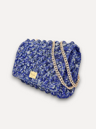 Borsa CapriNina Ninetta Middle lavorata all'uncinetto in corda blu e grigia con tracolla a catena color oro