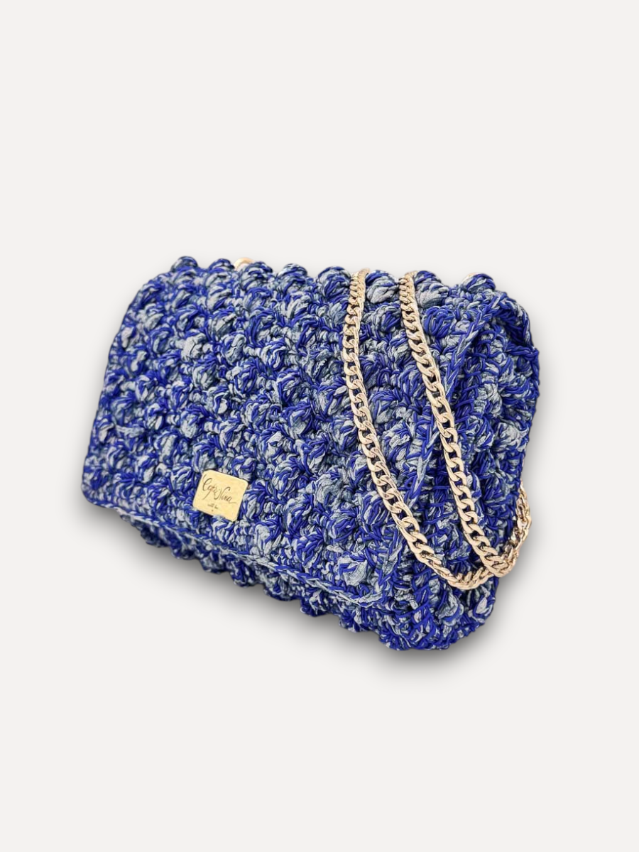 Borsa CapriNina Ninetta Middle lavorata all'uncinetto in corda blu e grigia con tracolla a catena color oro