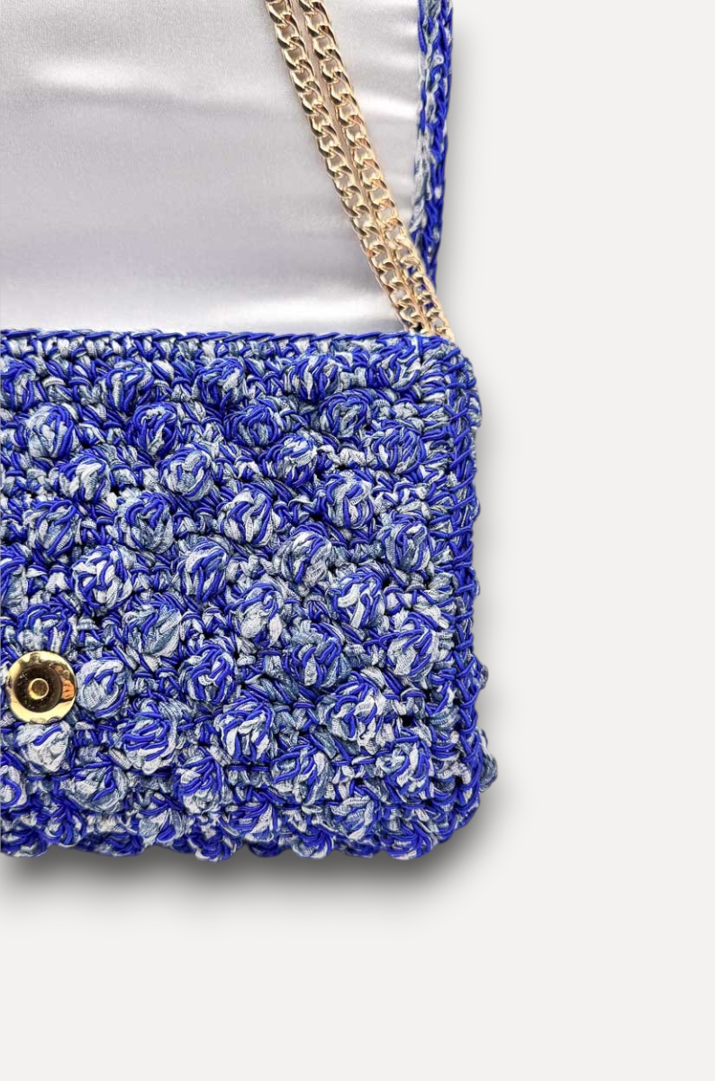 Borsa CapriNina Ninetta Middle lavorata all'uncinetto in corda blu e argento con catena dorata regolabile