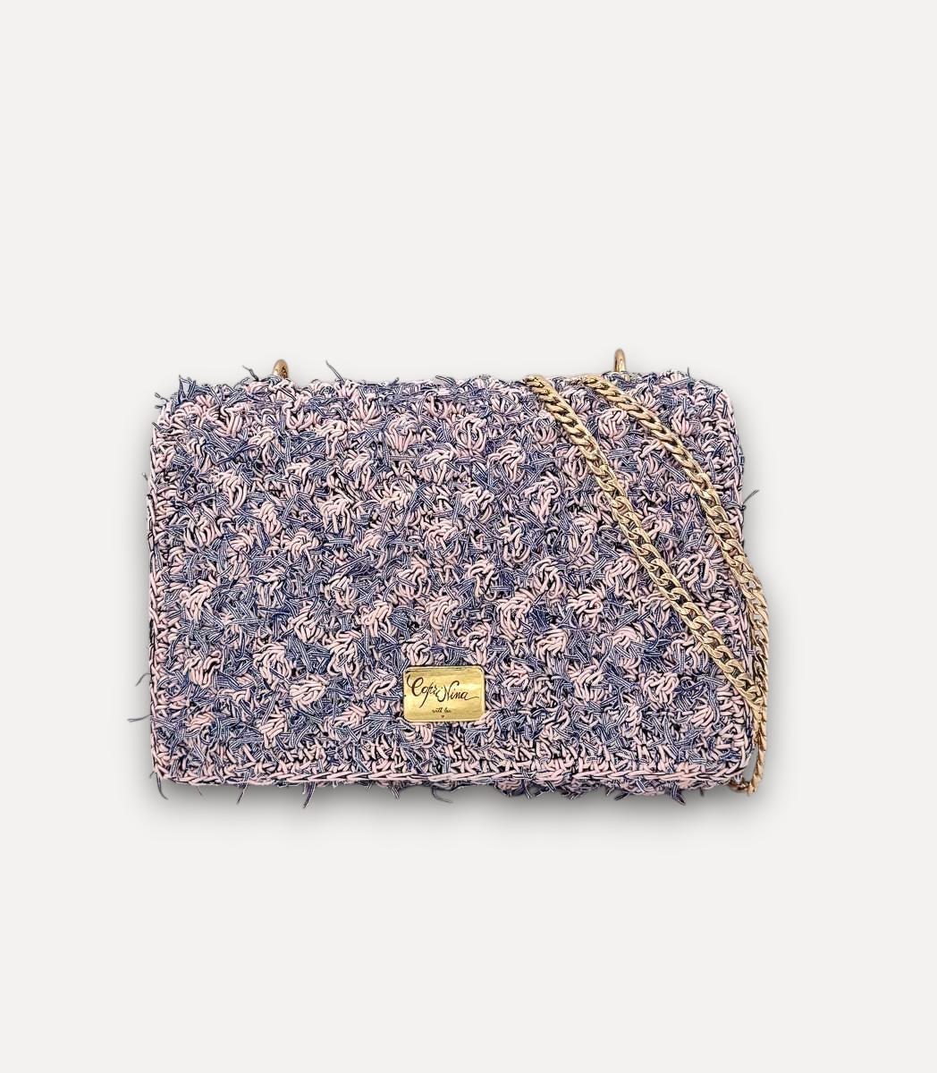 Borsa a tracolla CapriNina Ninetta Middle lavorata all'uncinetto in corda rosa e blu con catena dorata regolabile