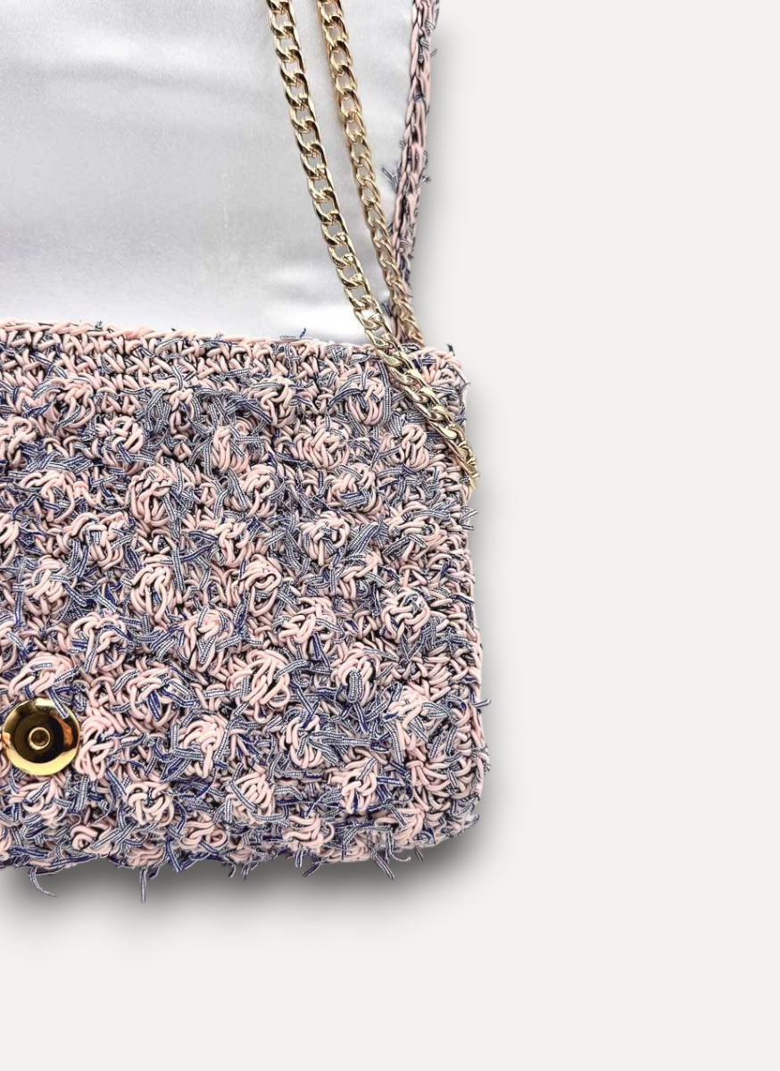 Borsa CapriNina Ninetta Middle lavorata all'uncinetto in corda rosa e blu con tracolla a catena dorata