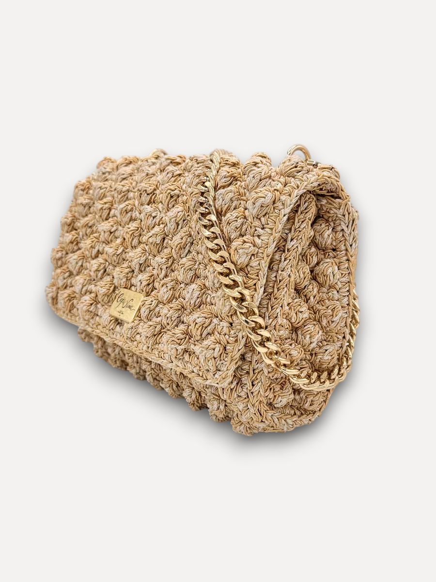 Borsa CapriNina Ninetta Middle lavorata all'uncinetto in corda beige con tracolla a catena dorata e logo metallico