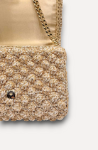 Borsa CapriNina Ninetta Middle lavorata all'uncinetto in corda color oro con catena metallica regolabile