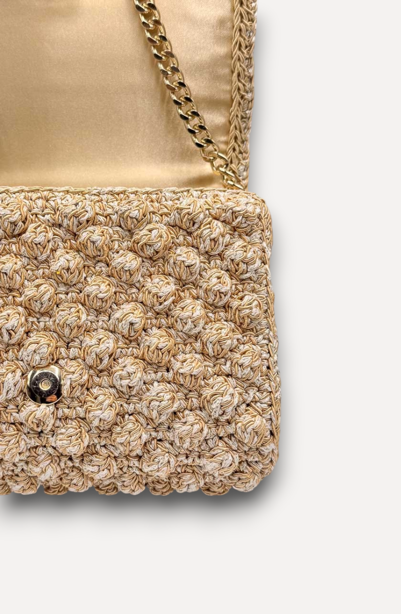 Borsa CapriNina Ninetta Middle lavorata all'uncinetto in corda color oro con catena metallica regolabile