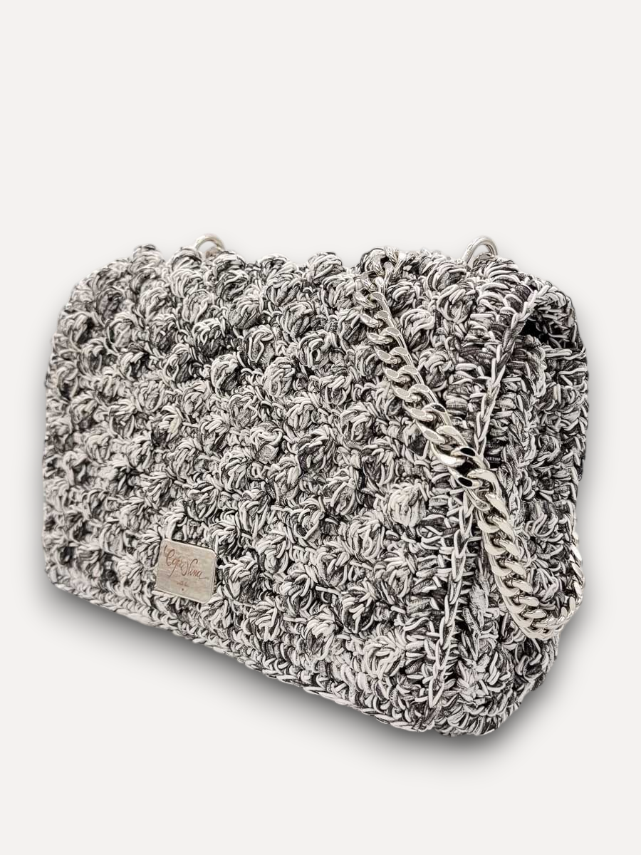 Borsa CapriNina Ninetta Middle lavorata all'uncinetto in corda intrecciata grigia e bianca con catena color argento.