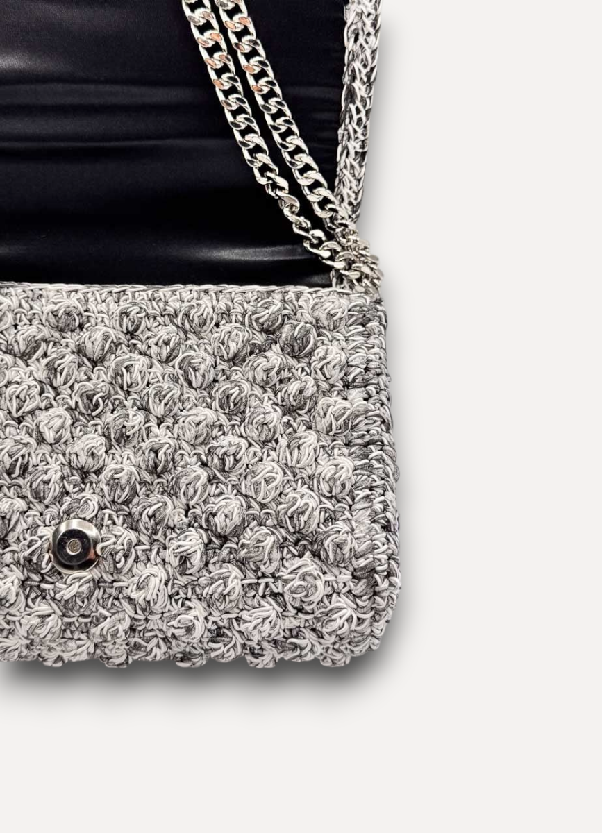 Borsa CapriNina Ninetta Middle lavorata all'uncinetto in corda grigia con catena metallica regolabile color argento