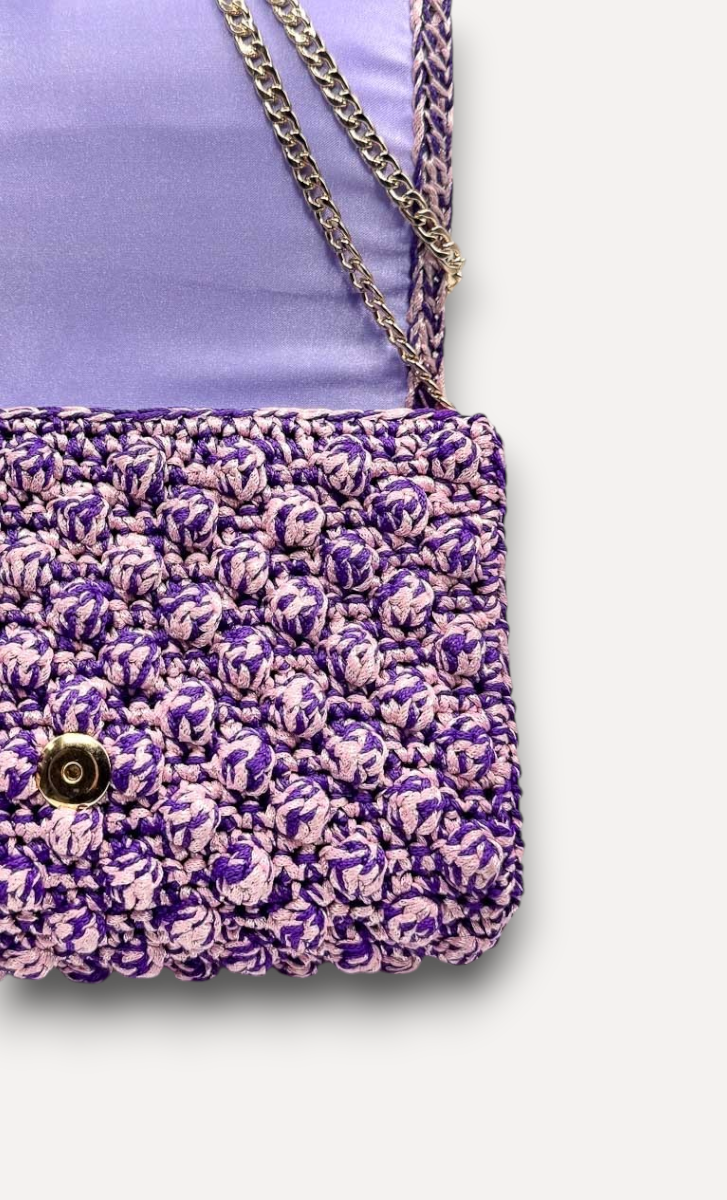 Borsa CapriNina Ninetta Middle lavorata all'uncinetto in corda viola e rosa con catena dorata e chiusura a bottone.