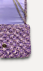 Borsa CapriNina Ninetta Middle lavorata all'uncinetto in corda viola e rosa con catena dorata e chiusura a bottone.