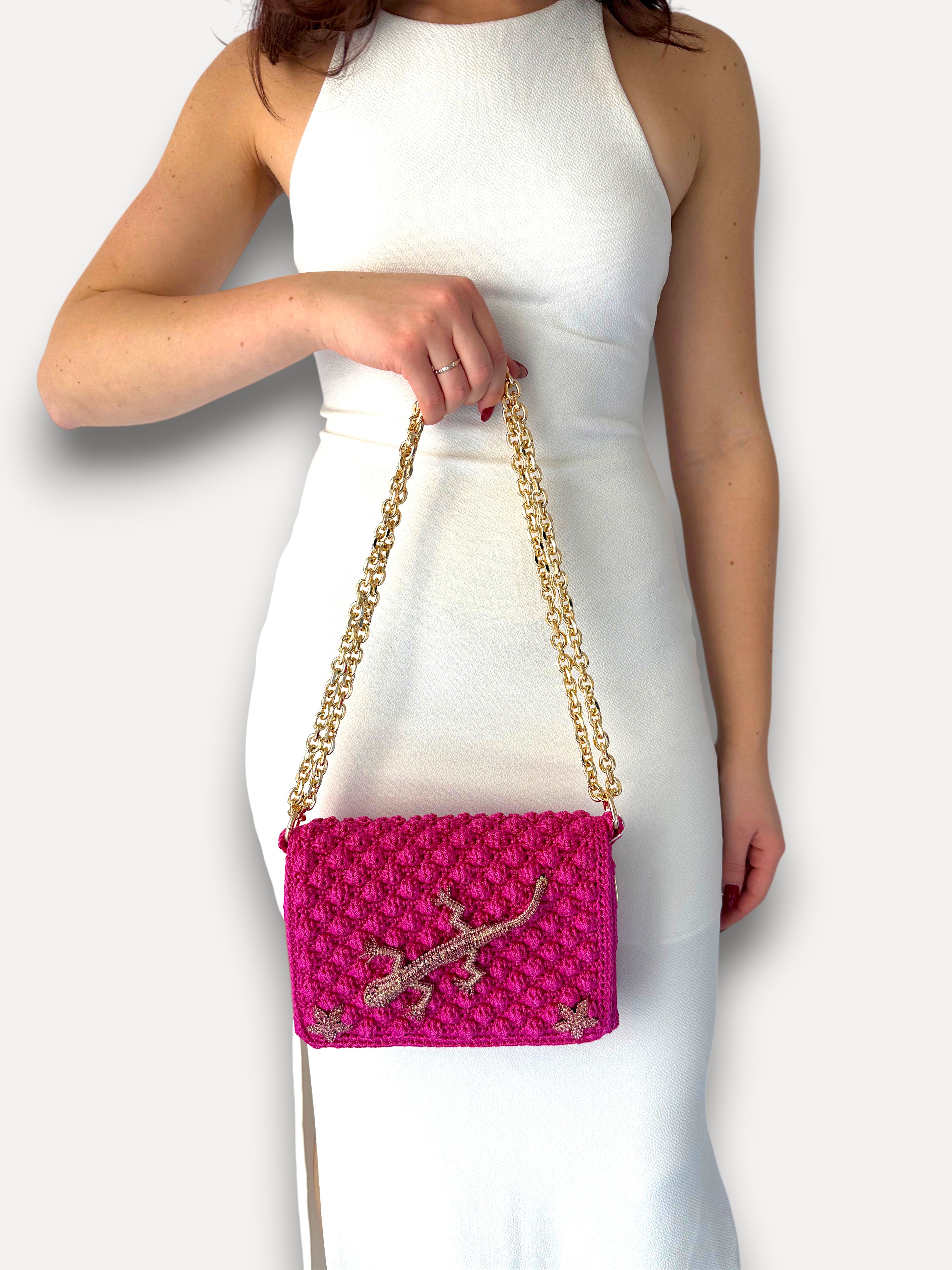 Borsa CapriNina Ninetta Special in crochet fucsia con decorazione a lucertola e dettagli in cristallo e catena dorata