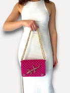 Borsa CapriNina Ninetta Special in crochet fucsia con decorazione a lucertola e dettagli in cristallo e catena dorata