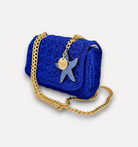 Borsa a tracolla CapriNina Ninetta piccola in crochet blu con catena dorata e ciondolo a forma di stella marina
