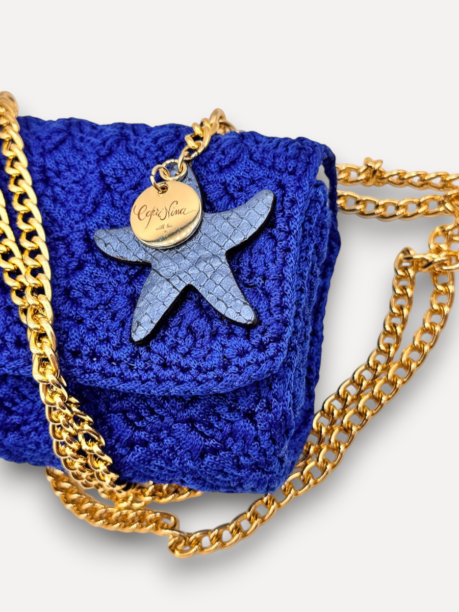 Borsa a tracolla CapriNina Ninetta blu lavorata all'uncinetto con catena dorata e ciondolo a forma di stella marina