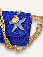 Borsa a tracolla CapriNina Ninetta blu lavorata all'uncinetto con catena dorata e ciondolo a forma di stella marina