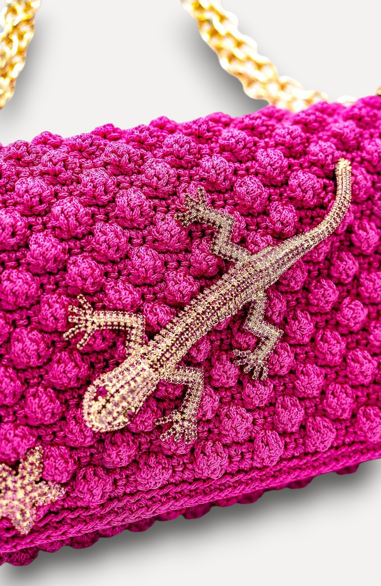 Borsa CapriNina Ninetta Special in crochet fucsia con decorazione a lucertola tempestata di cristalli luminosi