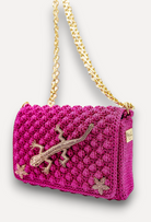 Borsa a tracolla CapriNina Ninetta Special in crochet fucsia con decorazioni a lucertola e cristalli e catena dorata