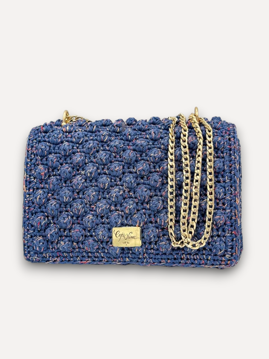 Borsa CapriNina Ninetta Middle lavorata all'uncinetto in corda blu con dettagli e catena dorata regolabile