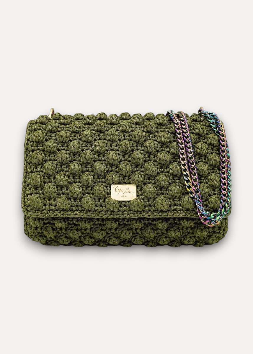 Borsa CapriNina Ninetta lavorata a mano all'uncinetto in corda verde oliva con tracolla a catena metallica iridescente