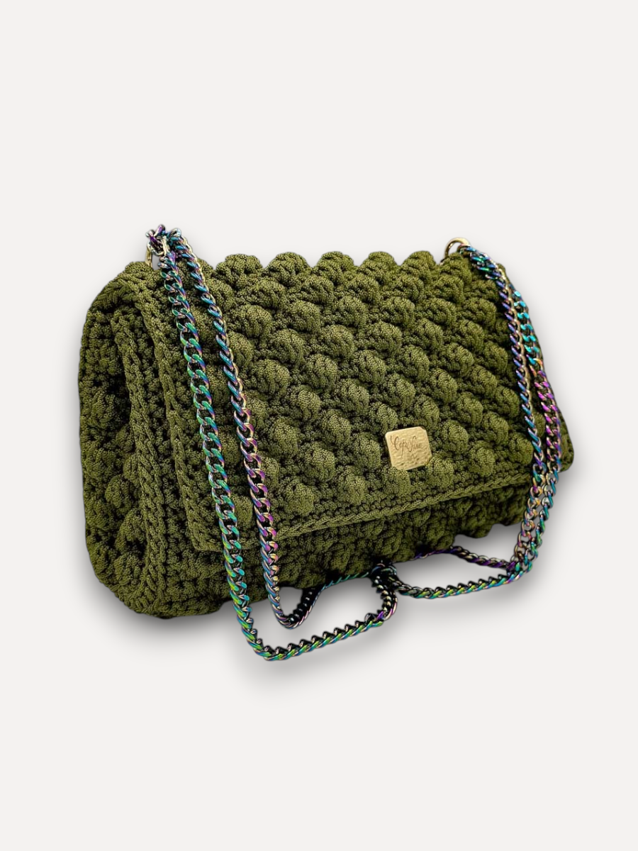 Borsa CapriNina Ninetta lavorata all'uncinetto in corda verde oliva con tracolla a catena metallica iridescente