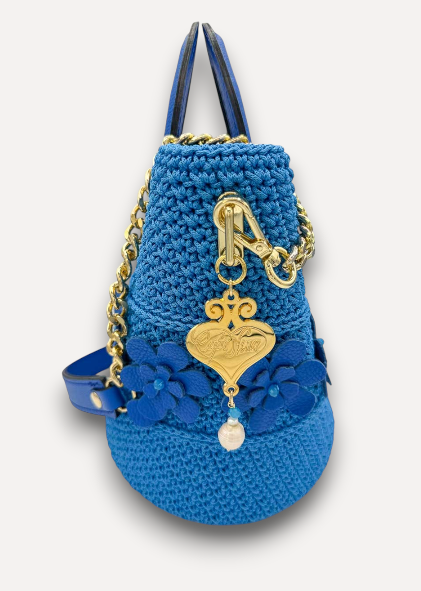 Borsa a mano e a tracolla CapriNina in crochet blu con fiori in pelle, dettagli dorati e ciondolo a cuore