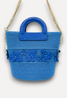 Borsa CapriNina Dodie Flowers blu in crochet con dettagli floreali in pelle, manico rigido e tracolla a catena dorata