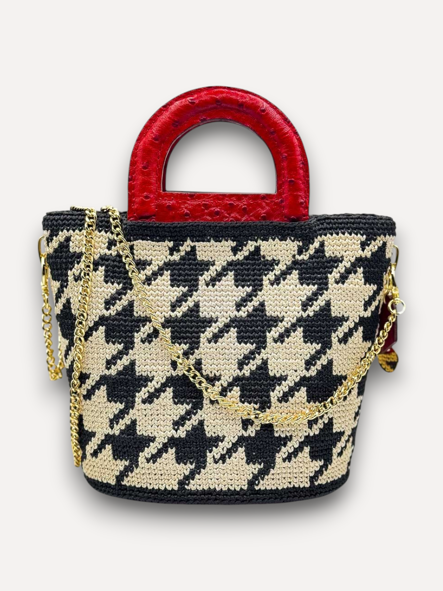 Borsa a mano CapriNina Dodie in crochet con motivo pied de poule nero e beige, manico in pelle rossa e catena dorata