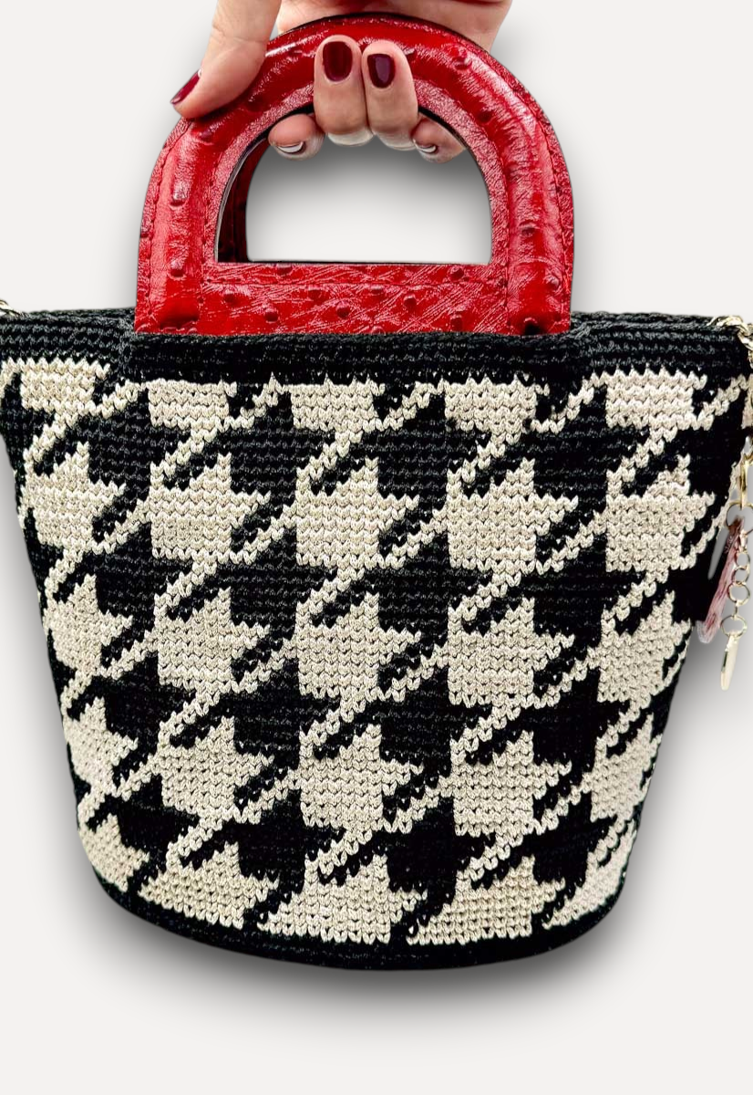 Borsa a mano CapriNina Dodie in crochet con motivo pied de poule bianco e nero e manici in pelle rossa testurizzata
