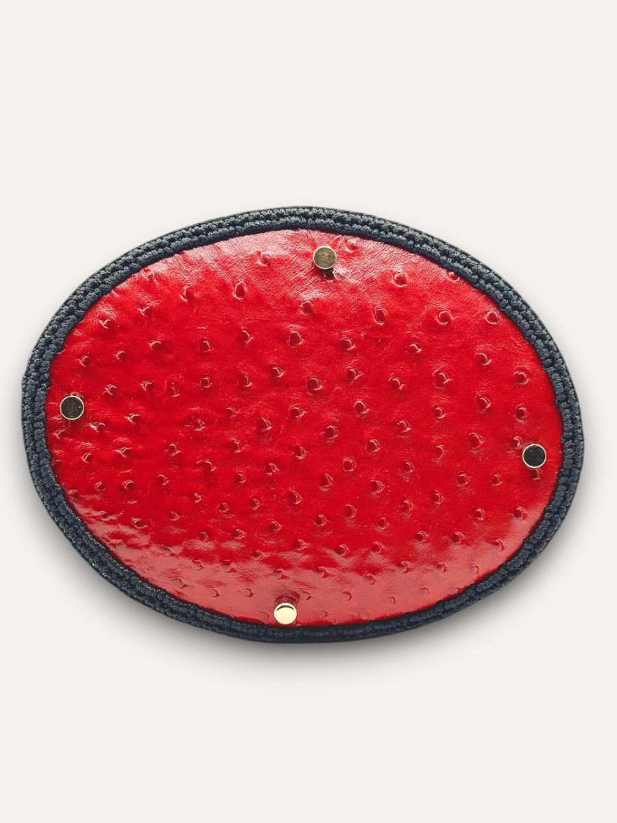 Base della borsa CapriNina Dodie in pelle rossa effetto struzzo con piedini metallici e bordo in crochet blu