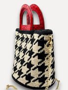 Borsa a mano e a tracolla CapriNina Dodie in crochet con motivo pied de poule bianco e nero e manici in pelle rossa