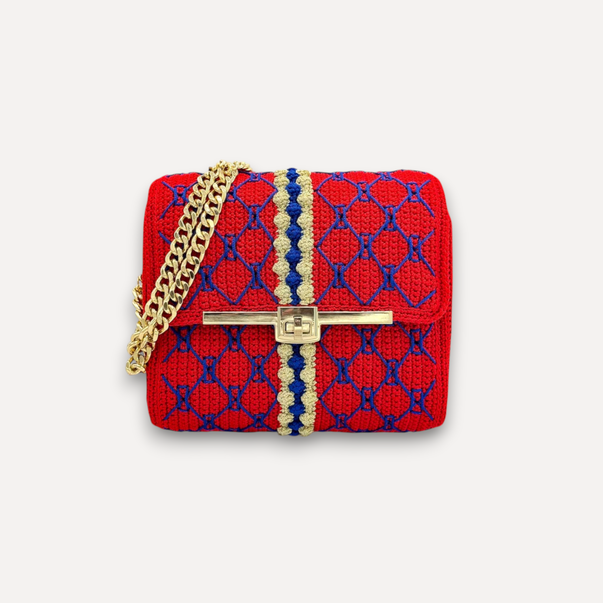 Borsa CapriNina fatta a mano all'uncinetto rossa e blu con dettagli ricamati, chiusura a incastro e catena dorata.